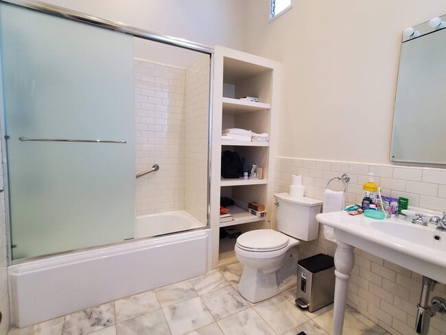 Building Photo - Noe Valley Beautifully Updated Top Floor Two Bedroom w. Chef's Kitchen and Laundry