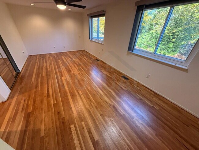 Building Photo - 7072 Lee Crest Dr