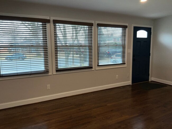 Building Photo - Fully updated 4BR 3BA single family rambler in Twinbrook Forest