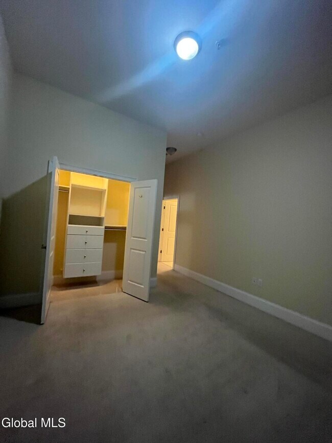 Building Photo - 256 Broadway