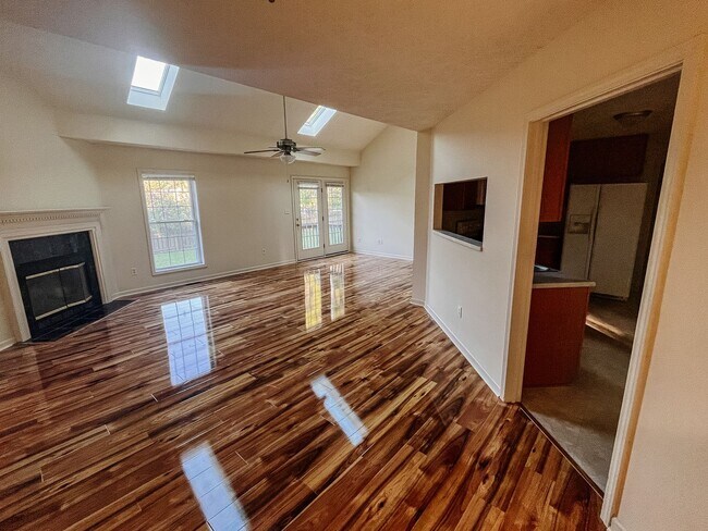 Building Photo - * RE-RENTAL AVAILABLE 10/30/25 *  3 Bedroo...