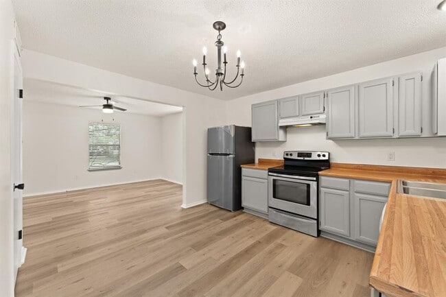 Building Photo - 15205 Cavalier Canyon Dr