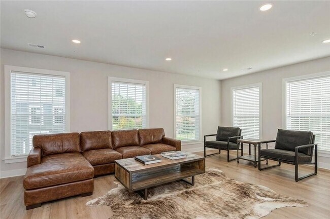 Building Photo - 701 Halcyon Ln