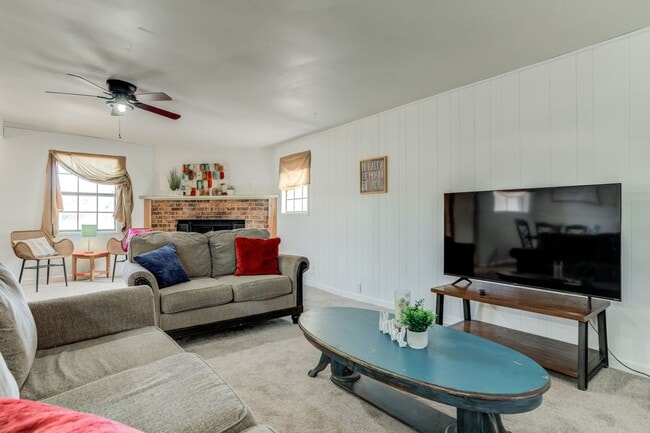 Building Photo - Chic 3 Bedroom in Caprock