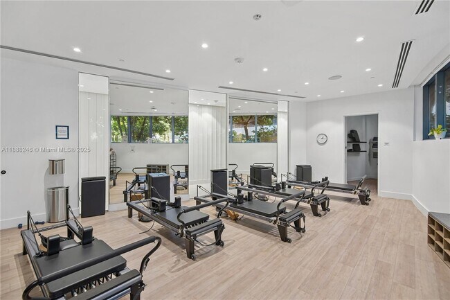 Building Photo - 2831 S Bayshore Dr