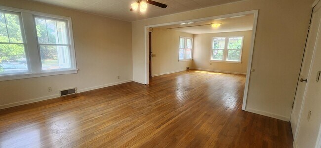 Building Photo - 405 S 12th Ave