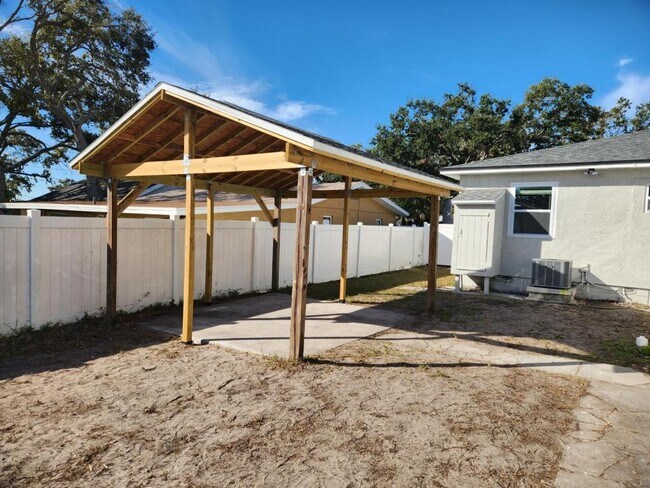 Building Photo - 2422 23rd St S