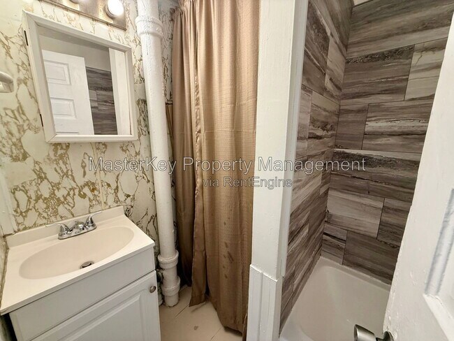 Building Photo - 302 Raynor St
