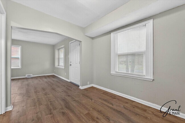 Building Photo - $1275 3 bedroom bungalow