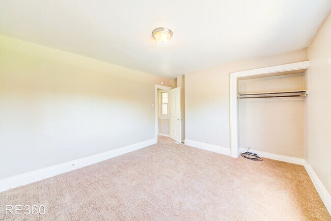 Building Photo - 4 br, 1 bath House - 1008 East Warrington ...