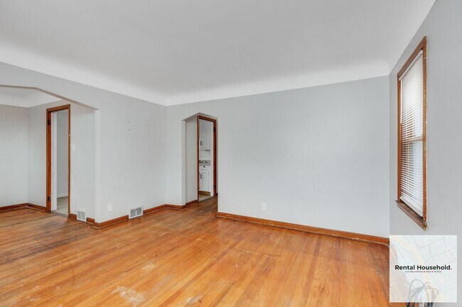 Building Photo - ~ 3 BEDROOM 1 BATH BUNGALOW SECURTIY DEPOSIT SPECIAL ~$500