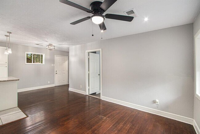 Building Photo - 9414 Rosehaven Dr