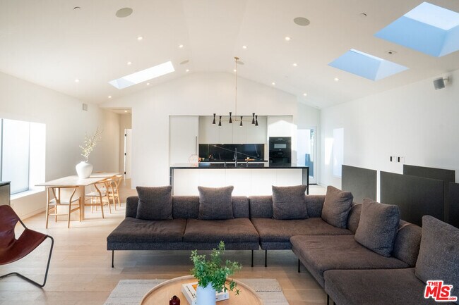 Building Photo - 627 Sunset Ave