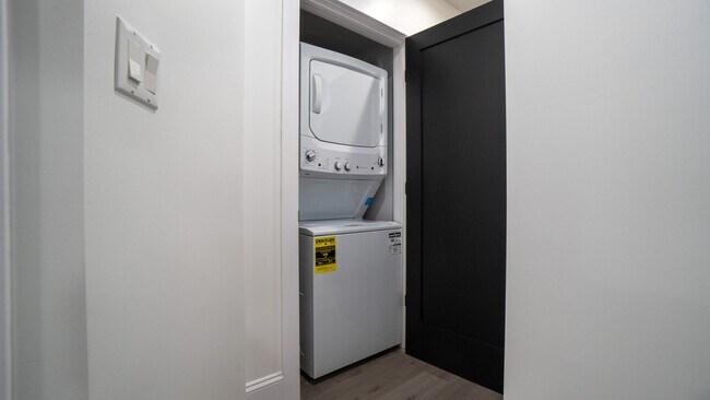 Building Photo - Contemporary 2-Bed, 2-Bath Garden Apartment in Uptown – Move-In Ready!