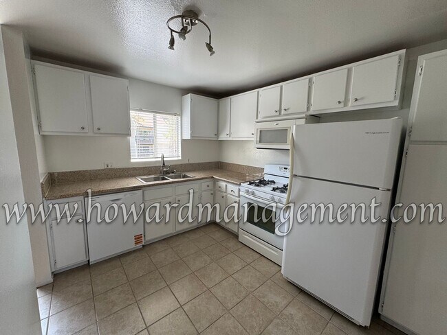 Building Photo - 3 Bedroom 2 Bathroom Condo in the Desirabl...