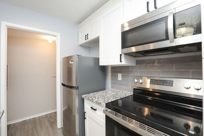 Building Photo - For Lease-Housing Vouchers Accepted | 2 Bed, 2 Bath | 925 Sq Ft | Lakecrest Community |