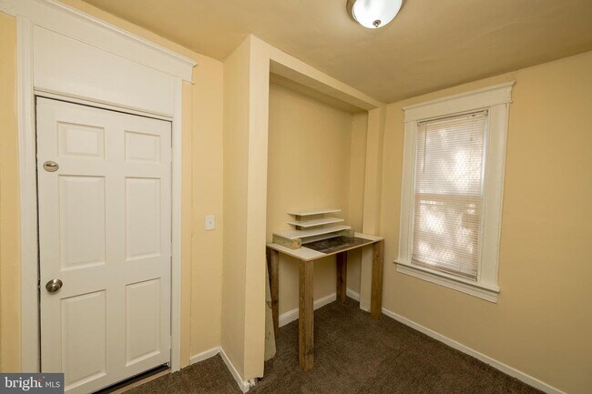 Building Photo - 3317 W Garrison Ave