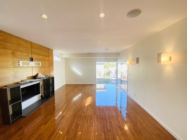 Building Photo - Sitting Proudly on a Vibrant Mar Vista Street, this 3-Bedroom 2-Bathroom Demands Your Attention
