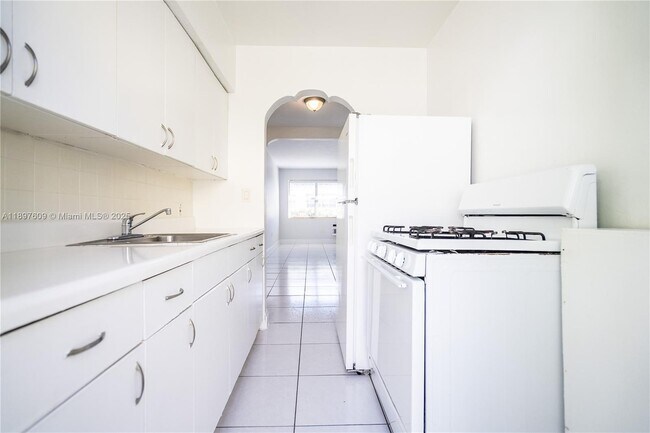 Building Photo - 7829 Carlyle Ave