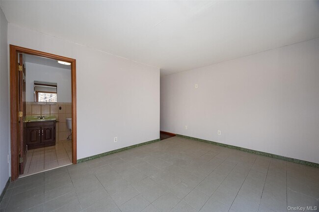 Building Photo - 123 Brush Hill Rd