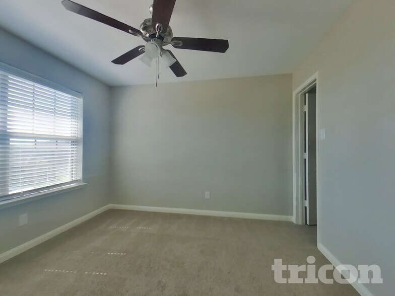 Building Photo - 5300 Persimmon Dr