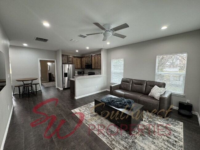 Building Photo - Modern 3 Bed / 3 Bath Duplex Near Campus – Lawncare Included!