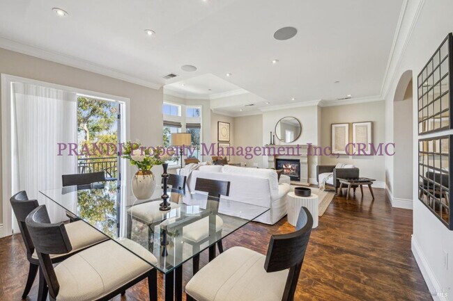 Building Photo - Luxury Townhome on Exclusive De Silva Island!