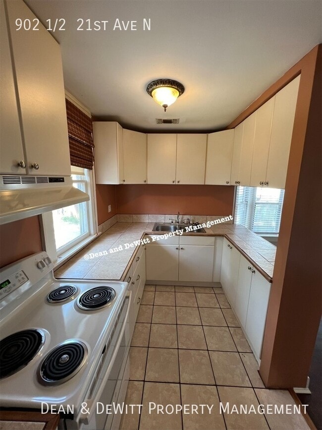 Building Photo - 902 1/2  21st Ave N-