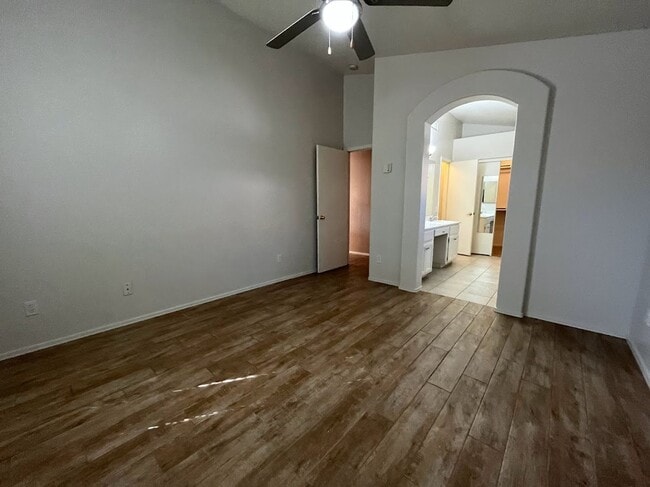Building Photo - 2 BEDROOM PLUS DEN NEAR ARROWHEAD SHOPS