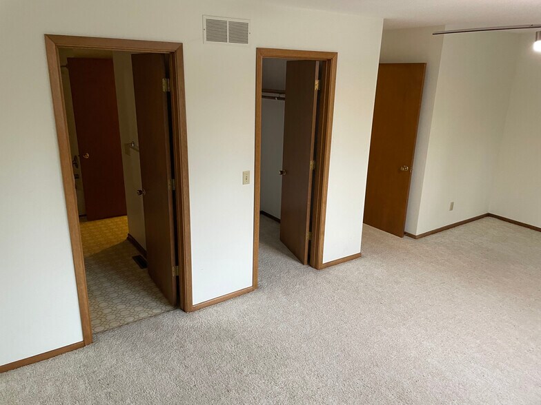 Entries to Bathroom, Walk-closet, hallway from Master Bedroom - 1505 Little Bluestem Ct