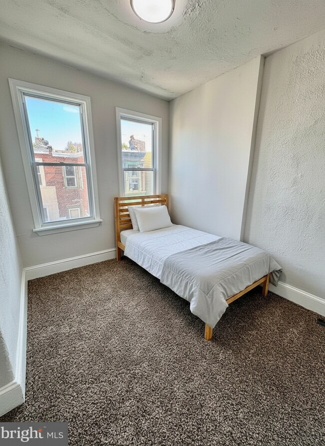 Building Photo - 2055 E Stella St