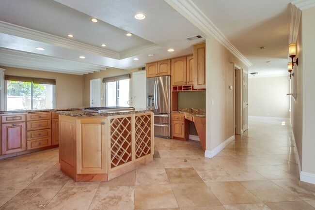 Building Photo - Fantastic ocean views in this spectacular ...