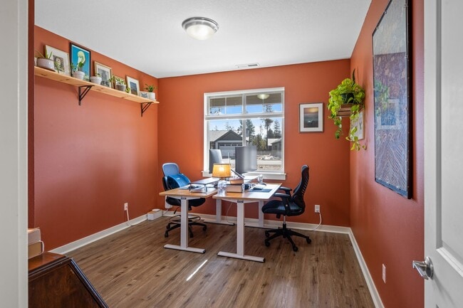 Building Photo - Beautiful Home with Modern Comforts