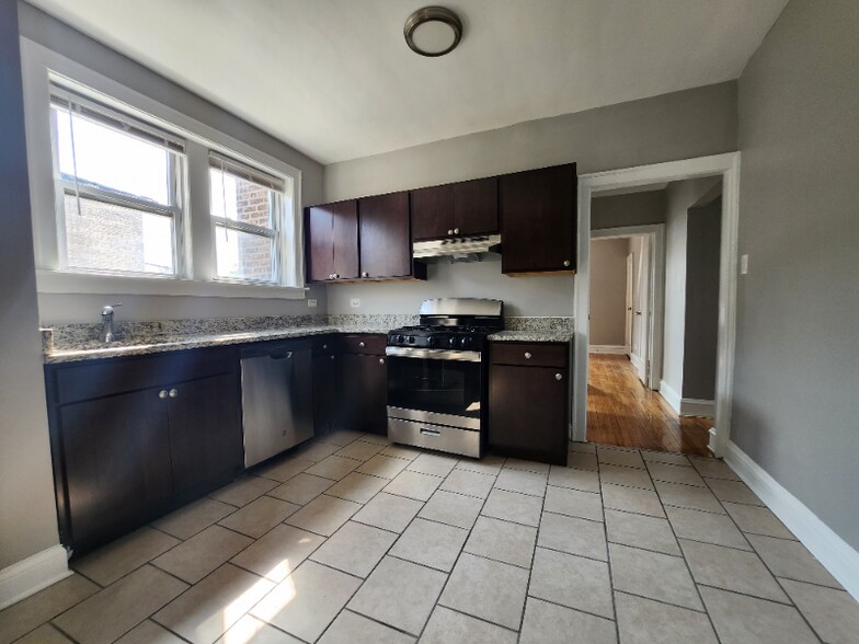 Building Photo - 625 E 80th St