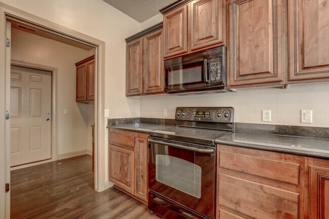 Building Photo - Beautifully Designed 5 Bedroom Home in Was...