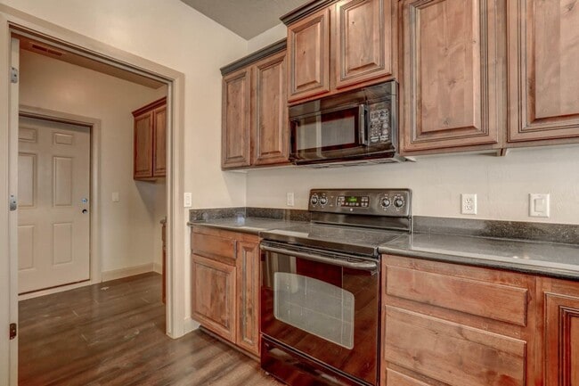 Building Photo - Pet Friendly! Beautifully Designed 5 Bedroom Home. 6 Month Lease!