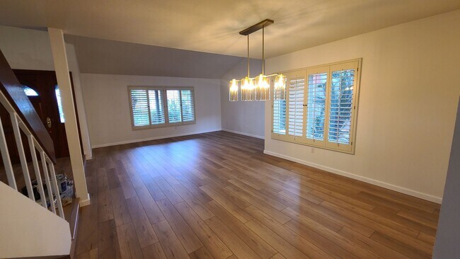 Building Photo - Amazing 4 Bedroom Home with Pool across from Cowls Mt