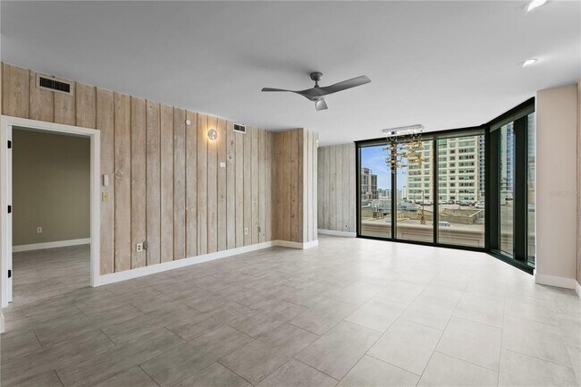 Building Photo - 1 Beach Dr SE