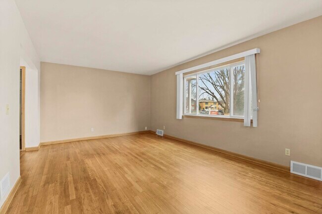 Building Photo - 426 Rushmore Ln
