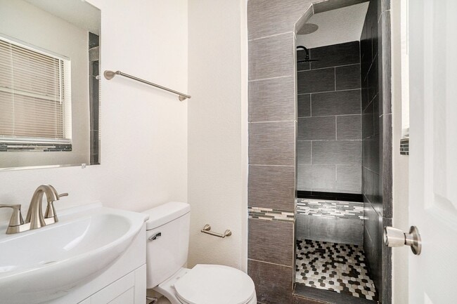 Building Photo - This charming 3-bedroom, 2-bathroom single...