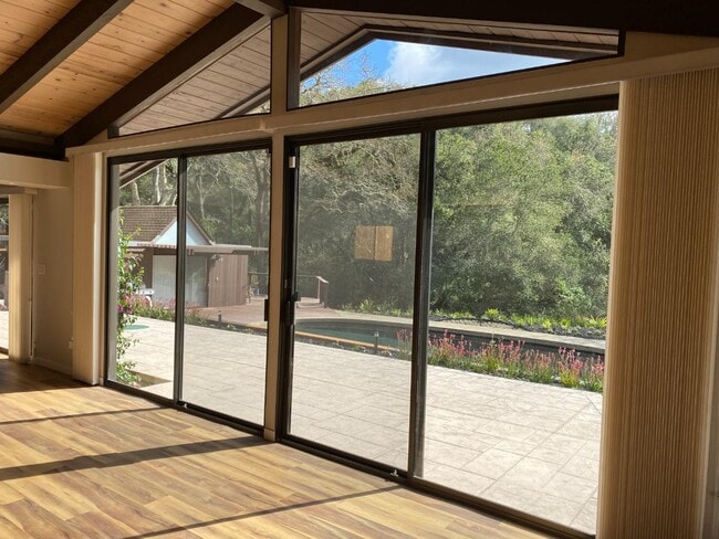 Building Photo - 121 Degas Rd