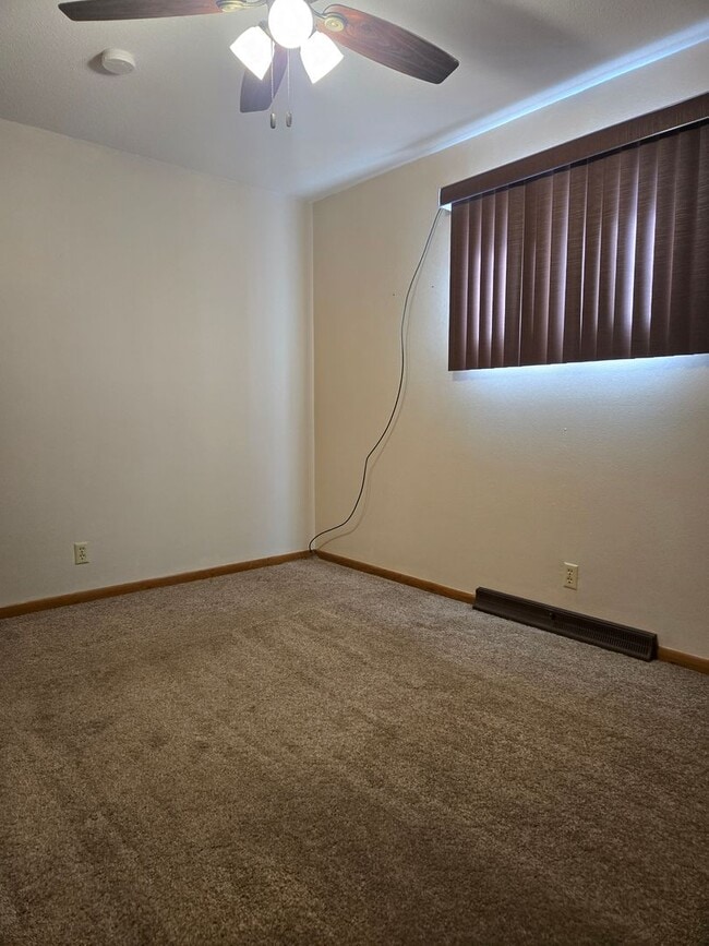 Building Photo - 922 E 12th Ave