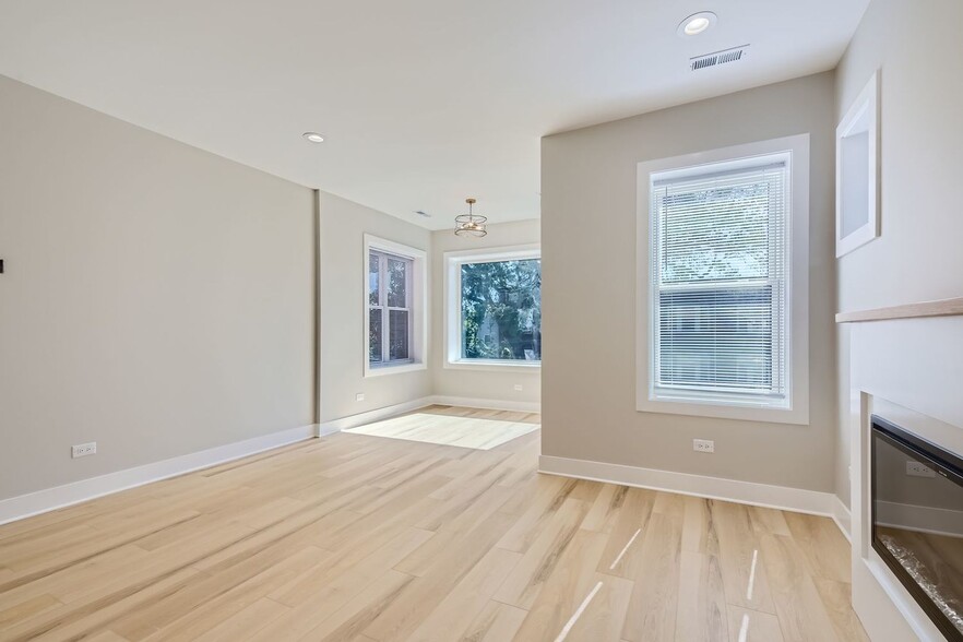 Building Photo - 4908 N Rockwell St