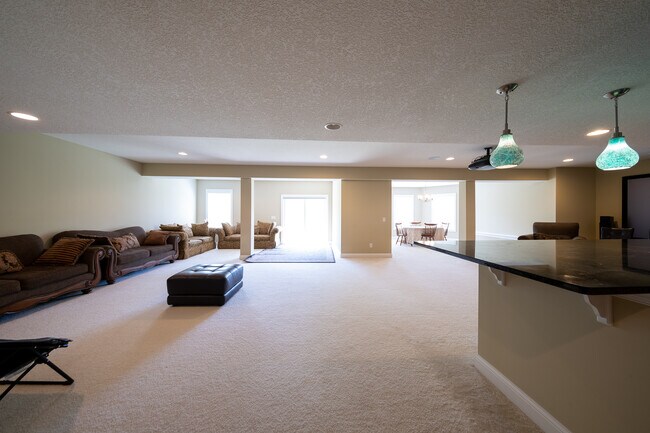 Building Photo - 727 Aster Rd