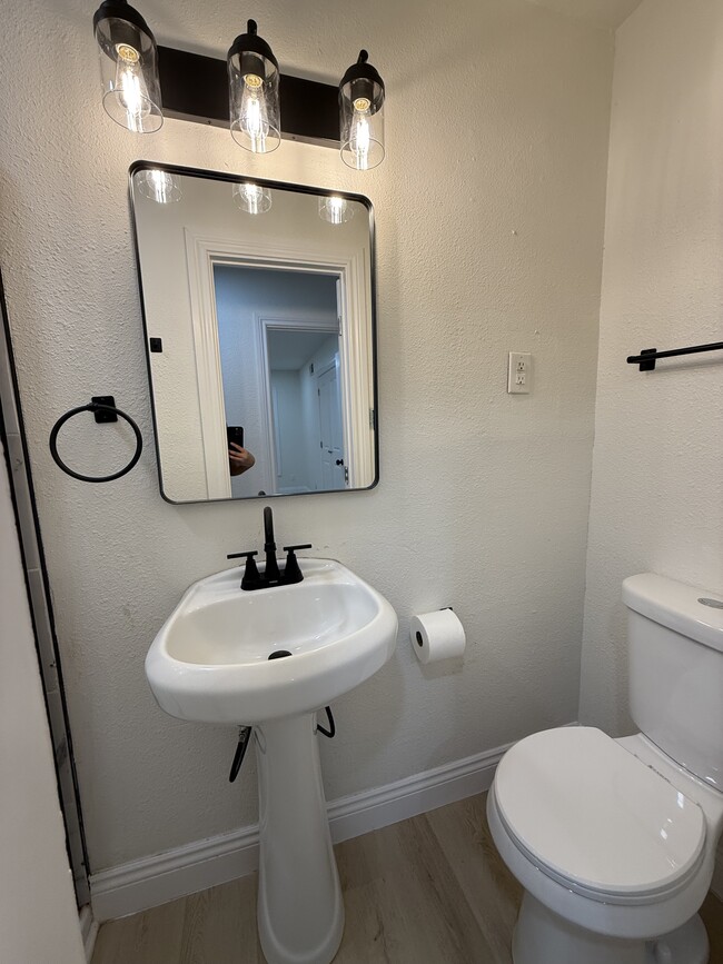 Building Photo - 305 Waller St