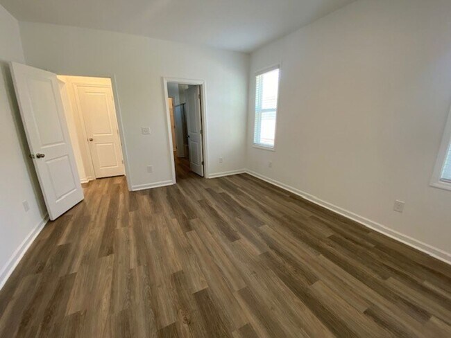 Building Photo - Brand new 3 bedroom 2.5 bath home in Leland