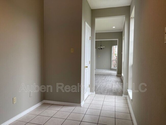 Building Photo - 815 Valleybrooke Dr