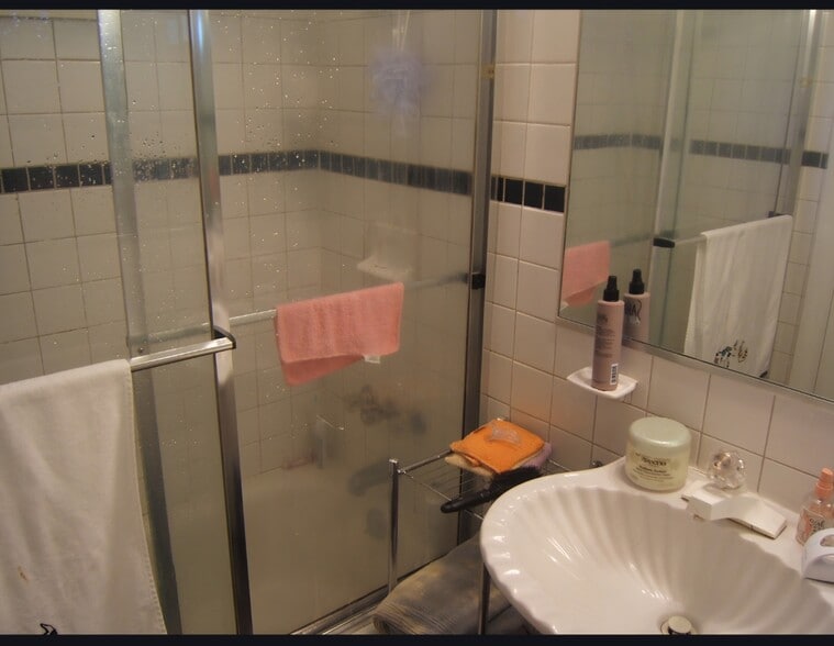 Building Photo - 823 Greenwood Ave NE