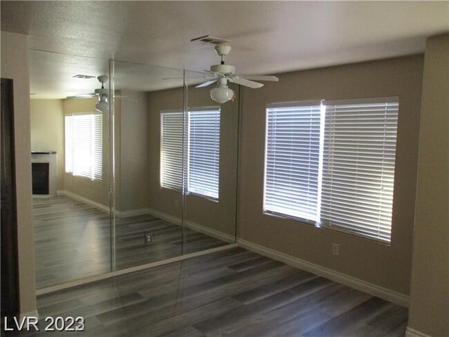 Building Photo - 350 S Durango Dr