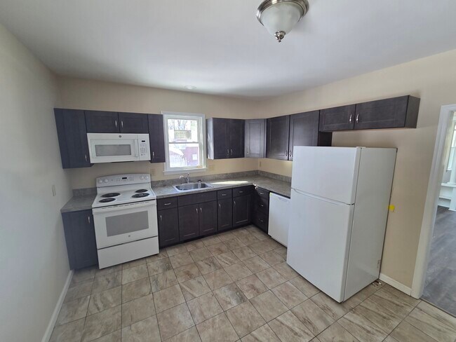 Building Photo - 111 Fairview St